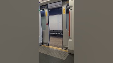 London Overground class 710 doors closing #train #railway #london #railwaystation #class710