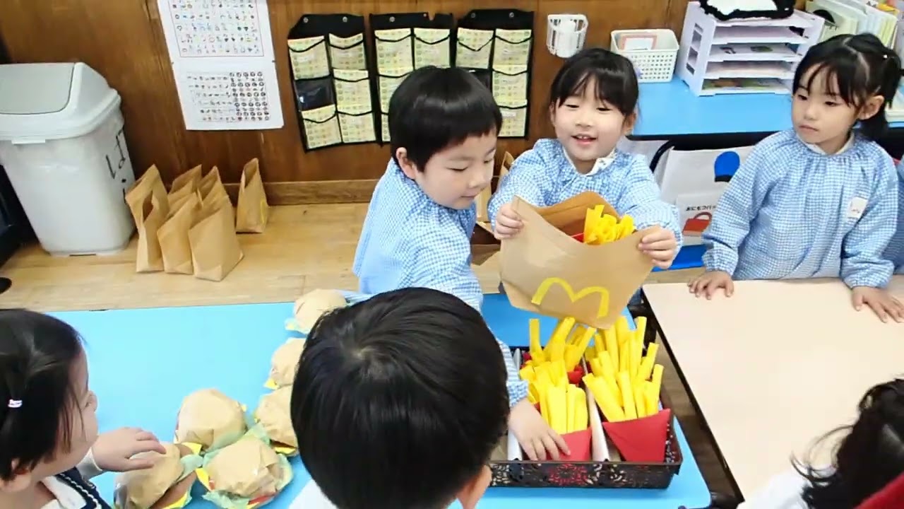 【みさと幼稚園】お店屋さんごっこ「どうぞ」