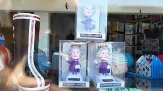 God Save the Queen! Bobbleheads.