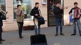 У Вінниці вуличні музиканти переграли відому пісню Адель