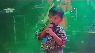 Azril anak usia 3 Bawa Lagu Hitam Rita Sugiarto ||Trijunior