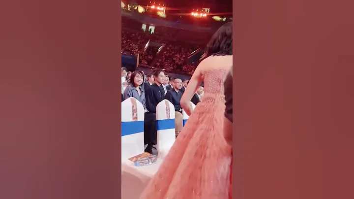 #景甜 繼張繼科事件後首次參加大型活動，身穿粉色抹胸裙，仿若人間富貴花 - 天天要聞