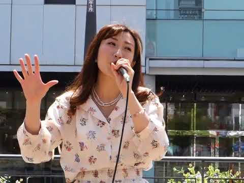 角田睦美。「Best Friend」(西野カナ)、姫路駅前、１８.０４.２１