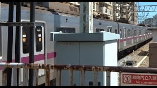 東武伊勢崎線西新井駅に到着する下り東武10030系と出発する上り営団8000系