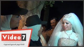 بالفيديو.. عقيد شرطة نسائية تهنى عروسين بزفافهما على كورنيش النيل