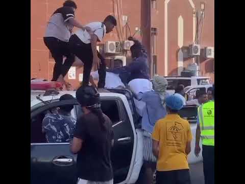 فحيس خوووي حادثة عند الهايبر في المكلا حضرموت اليمن حيث مشاجرة بين مجموعة من الشباب