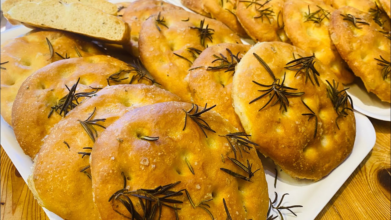Focaccine al rosmarino. Morbide soffici profumate, facili da fare alla portata di tutti ￼