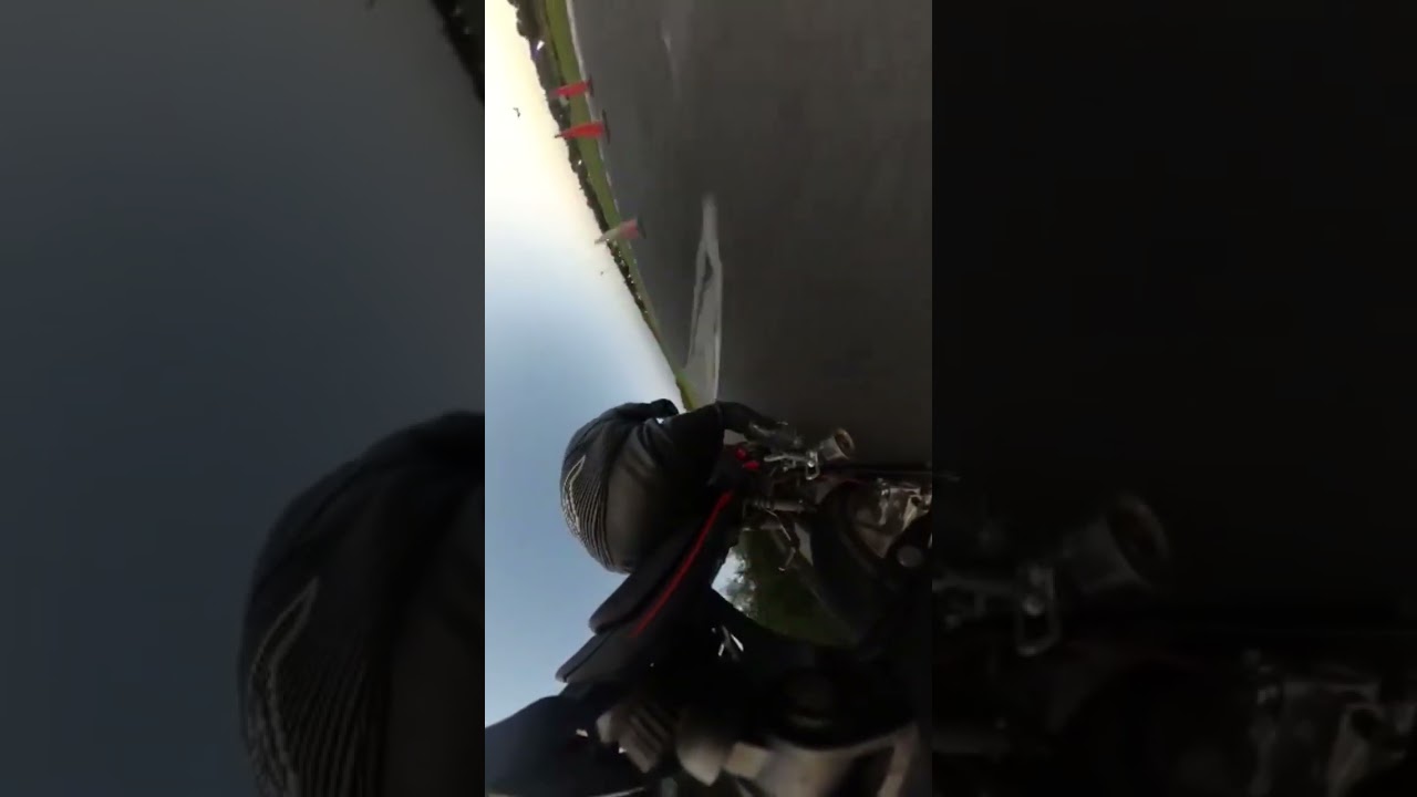 honda grom giving out smoke to the 600cc on track 💦 