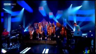 björk - crystalline (live on jools holland 22 nov 2011)