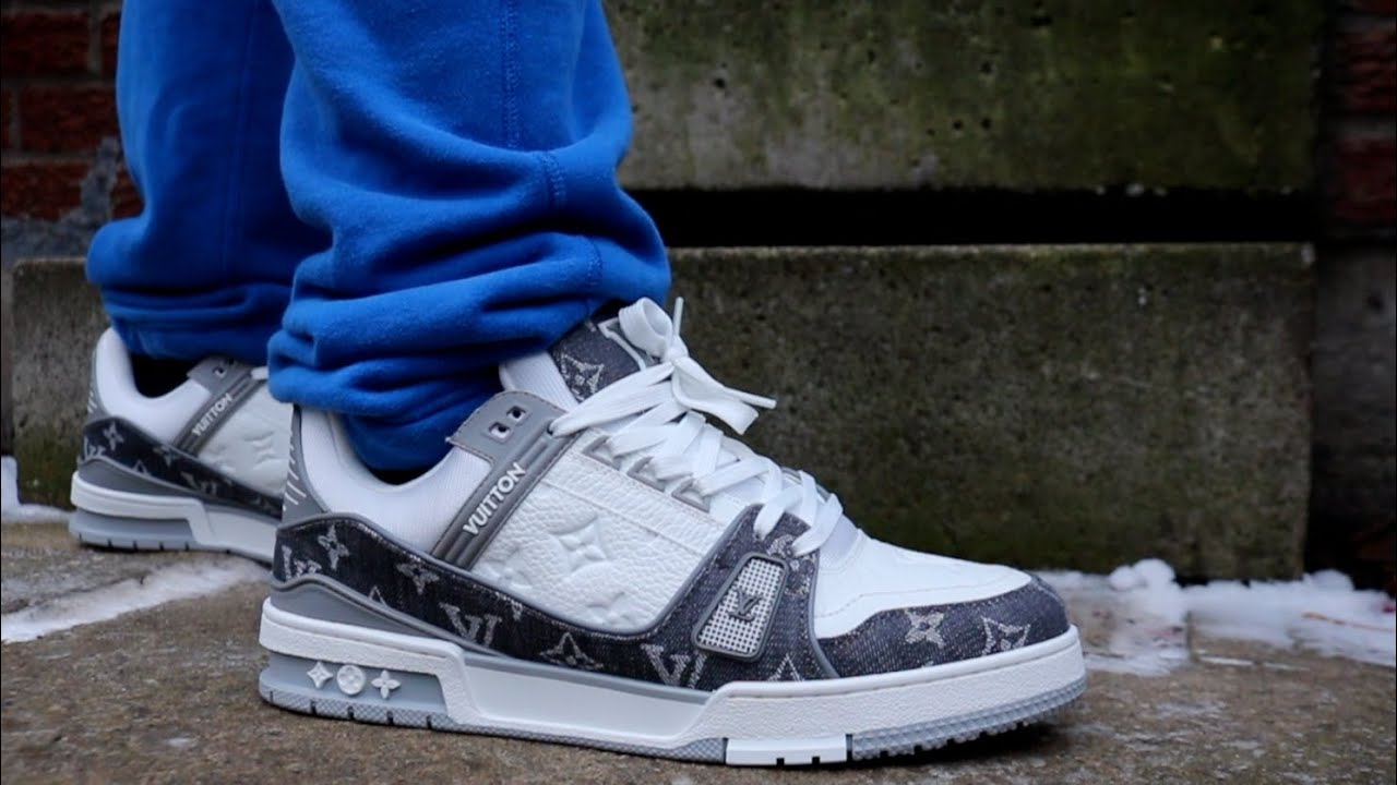 エレガントな足元◆送料込【LOUIS VUITTON】sneakers LV Trainer NEW STYLE! LV Trainer Sneaker Grey White Sneaker (ON FOOT