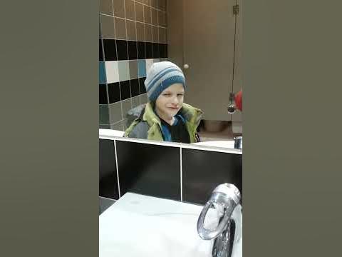 Шок мальчик тонцует в девчачем туалете - YouTube