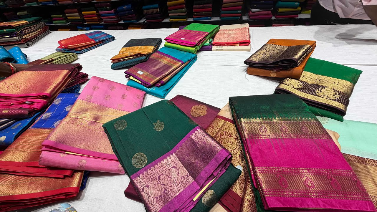 Padi Pothys Pongal предлагает комплект из 2 предметов: шелковые сари, сари из мягкого шелка, пода...