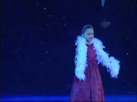 Danielle Adams 5-years-old singing at the Palace T...