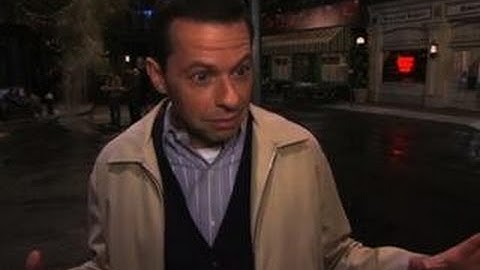 Two And A Half Men - Behind-the-Scenes Featurette: Dance Moves