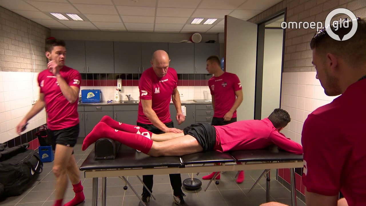 Jan Maas masseert Treffers-speler voor de wedstrijd