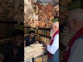 पीएम मोदी का ये सादगी भरा अंदाज़ जीत लेगा आपका दिल! | Modi ji with Street Vendor #india #politics