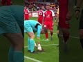 حارس يسد حفرة في الملعب والحكم يكافئه بنجمة