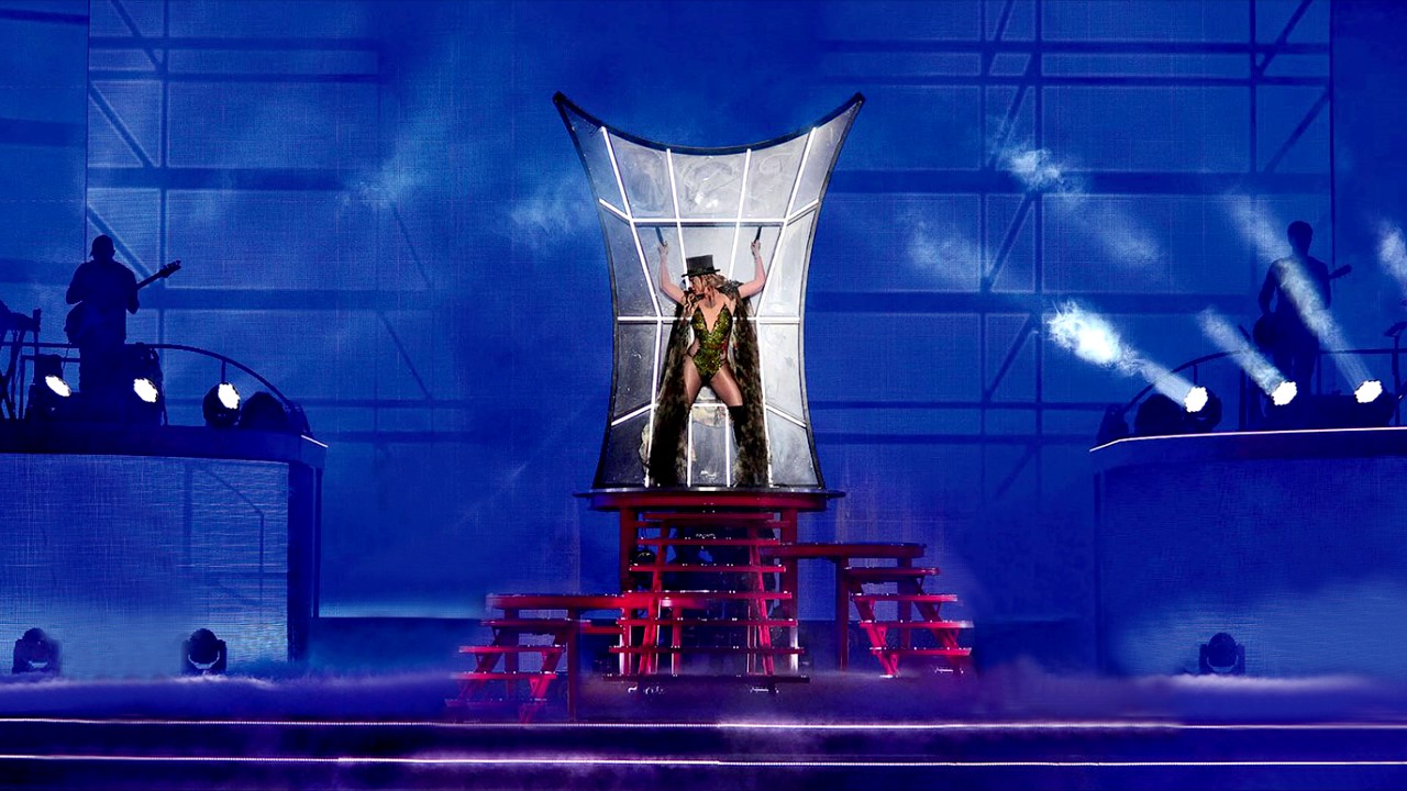 Britney Spears - Womanizer [BBMA New Version]