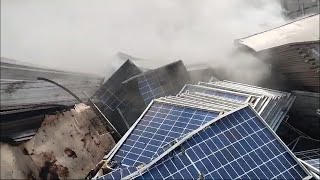 Fire engulfs in a solar panel warehouse in Karachi&rsquo;s Hawkes Bay area