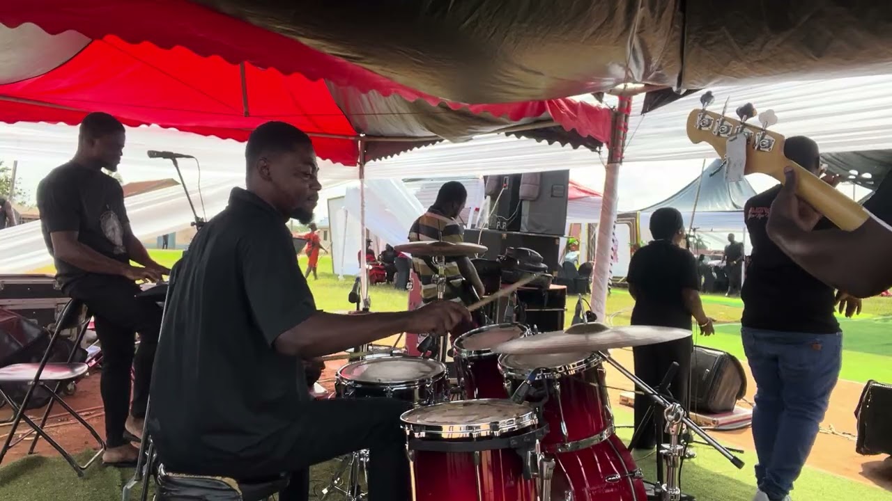 GROOVE TIME🥁🥁🥁 This is the hottest GOSPEL🇬🇭medley from across town to brighten your day.❤️🔥👑