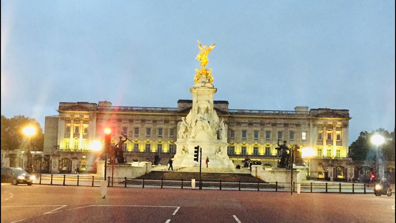 BUCKINGHAM PALACE via GREEN PARK at Night