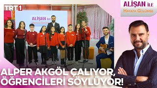 Alper Akgöl Çalıyor, Öğrencileri Sevilen Şarkıları Söylüyor