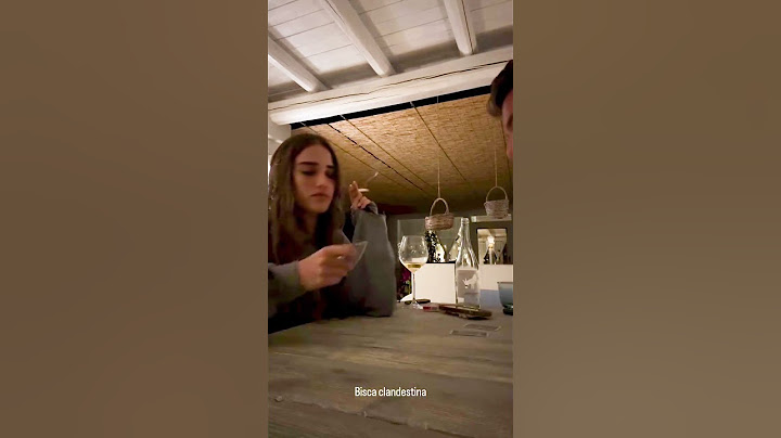 Fedez fa un trucco a carte e Clara si arrabbia