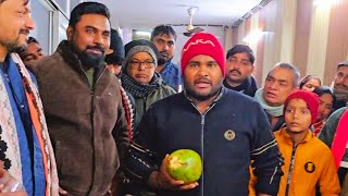 Dr त्रिलोकी विश्वकर्मा जी को संगम हॉस्पिटल बहराइच में धर्मेन्द्र राजभर सिर से नारियल फोड़े 