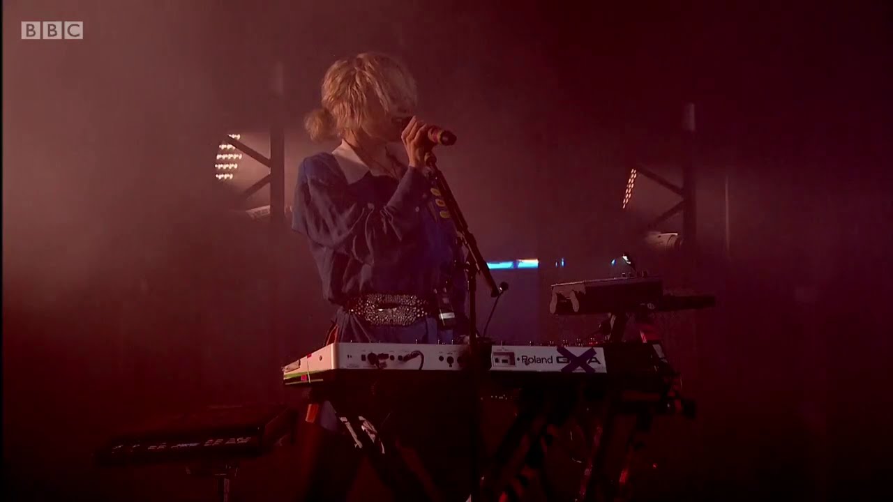 Grimes - Go (Glastonbury 2016)