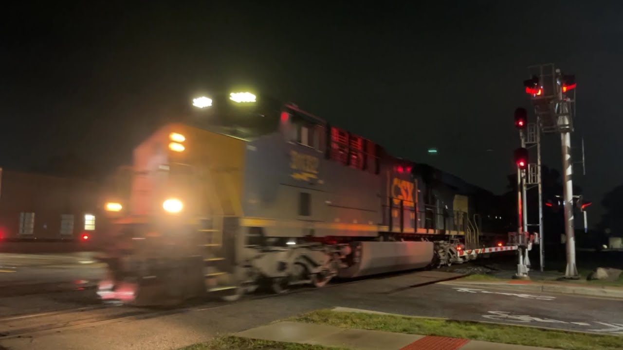 CSX #s 3132 & 3257 lead CSX B522 south through Romulus, MI (8/25/24 ...
