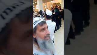 ויהי גנגן המנגן: שירה וניגונים בקבר הצדיק רבי נחמן מאומן. צילום מיכאל הזמיר.