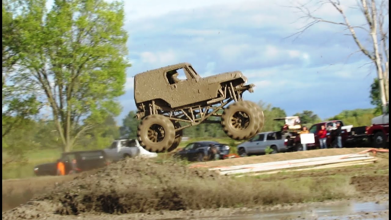 Bottomed Out Jeep Free Style At Country Compound Mud Bog - YouTube