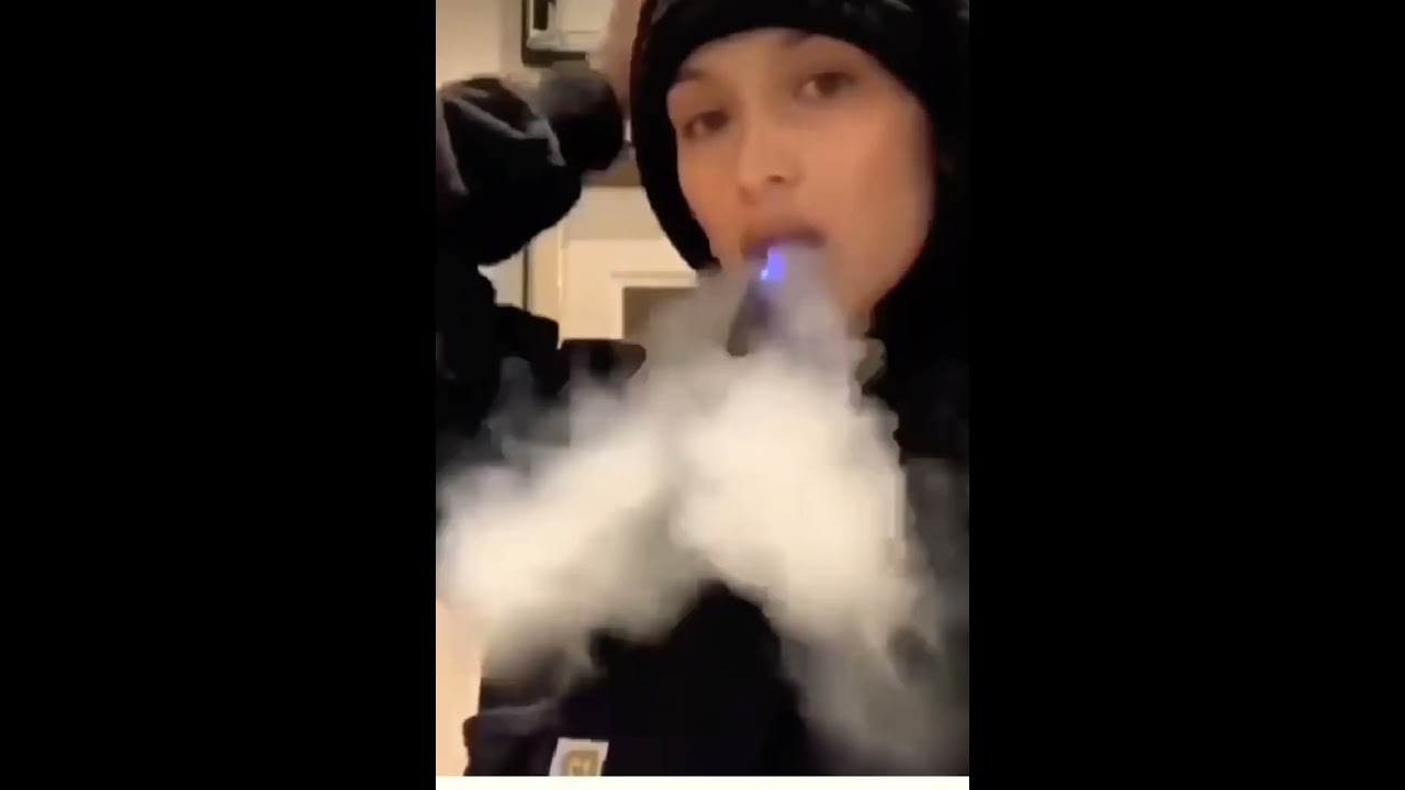 Bella hadid caught smoking 🚭😯🧐 