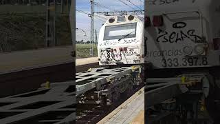 Mini tren con la 333.397-8 Renfe Mercancías con un par de Plataformas MMC3 vacias
