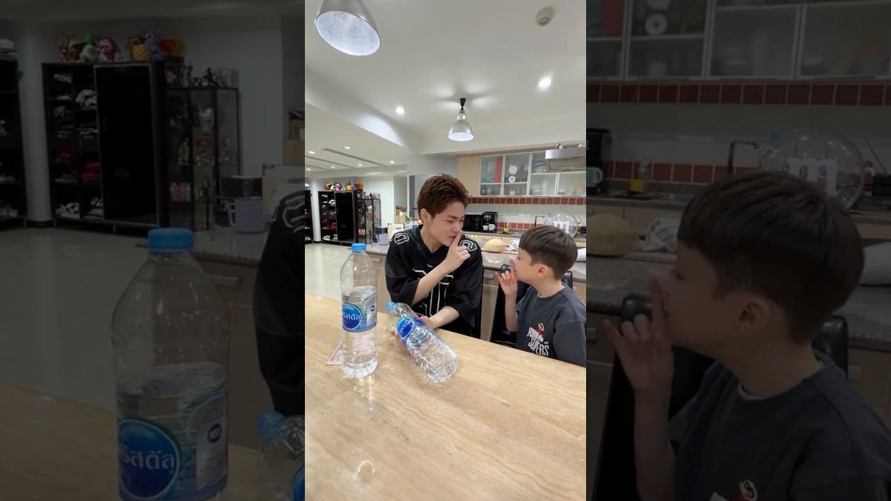 このペットボトルを落とさずにお金を取れたら…😱