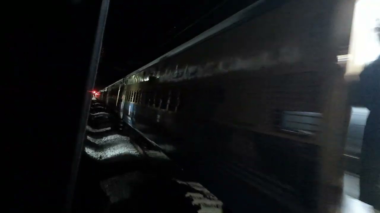 09058 MANGALURU-UDHNA SPECIAL FARE EXPRESS CROSSING 12619 MATSYAGANDHA EXPRESS AT GOKARNA ROAD. 