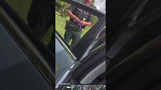 شخص امريكي وثق الشرطة وهي تحطله شي داخل السيارة 😲