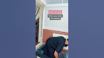 هنگام ورود به شلوارک مسجد این کار را نکنید 