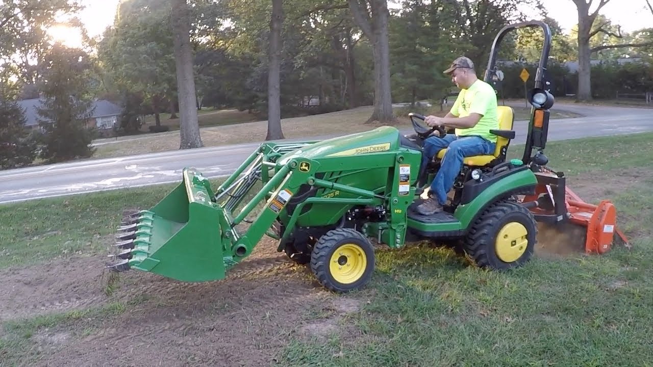 Yard leveling.  Cleaning the compact tractor tiller and soil pulverizer after sewage repair.