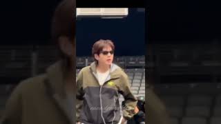 yoongi tetap dengan gayanya gak mau ikutan dengan para bocil 🤣 #live #bts #kpop #weverse #concert