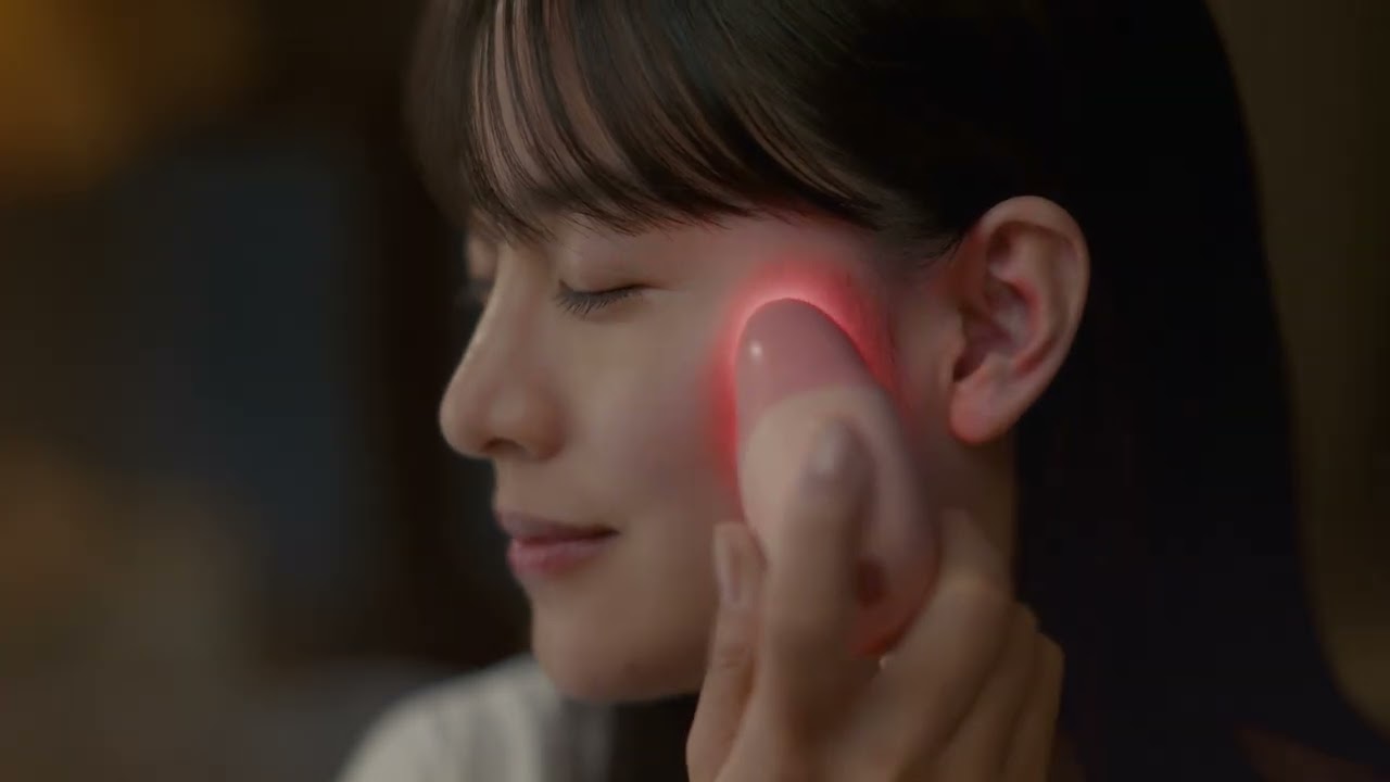 アンバサダー山本美月｜ANLAN Rose Lumi LED美顔器 ピンクの光で全方位