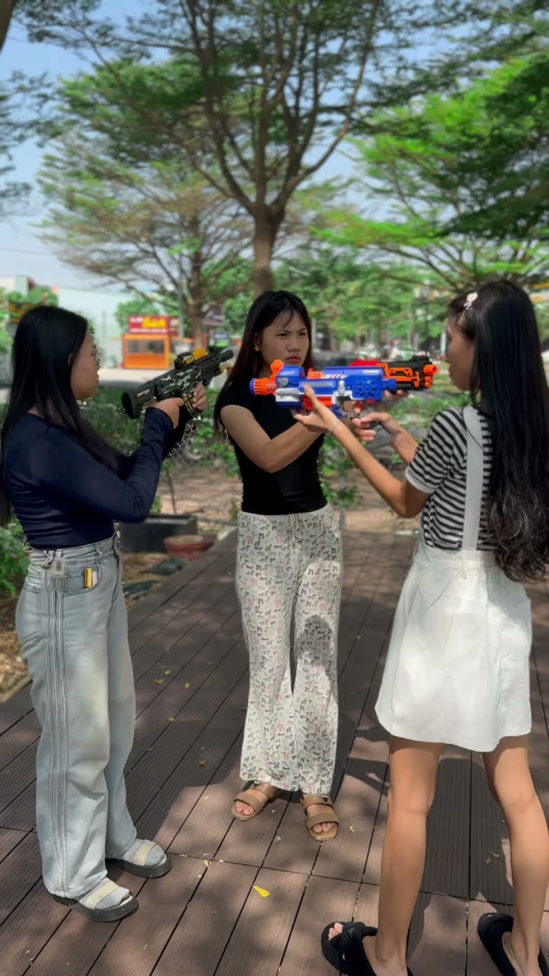 LNS - Cuộc đối đầu của các cô gái || A duel between women #shorts