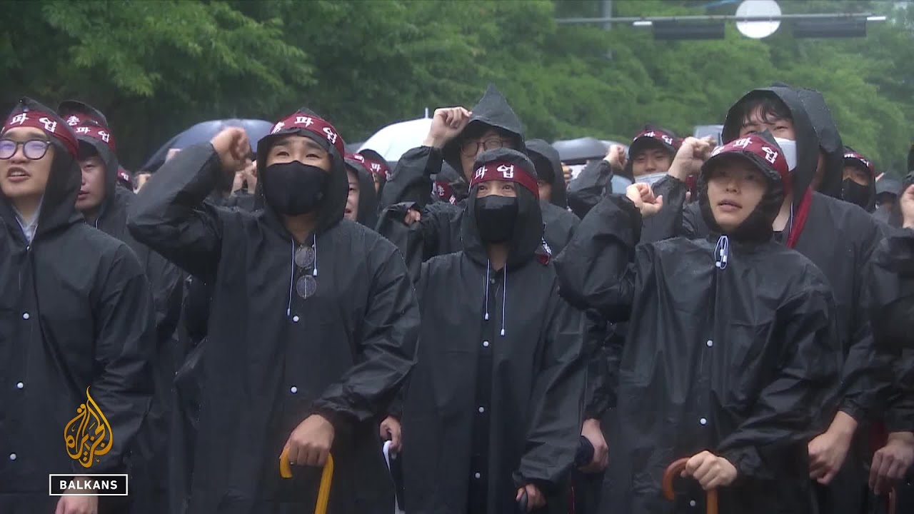 عمال شركة سامسونج للإلكترونيات يضربون عن العمل ويطالبون بتحسين الأجور وظروف العمل