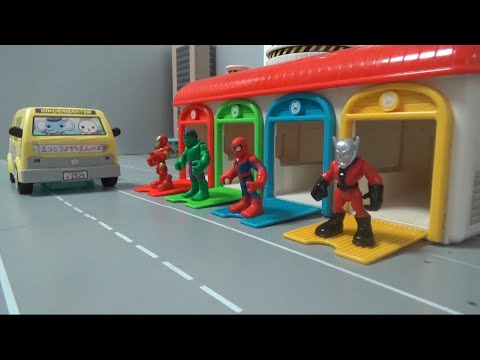Spiderman Super <strong>Heroes</strong> ride kindergarten <strong>car</strong> toys 스파이더맨 슈퍼히어로 유치원차 타기 장난감