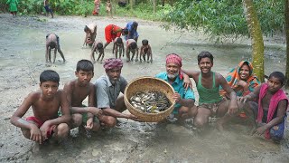 VILLAGE STYLE FISH HUNTING AND COOKING Pach Mishali Small Fish Curry Recipe Fishing in Rainy Season
