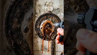 Reacción química limpiando ducha oxidada – Limpieza ASMR satisfactoria.