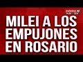 Milei llegó a Rosario y empujó a un periodista para no responderle