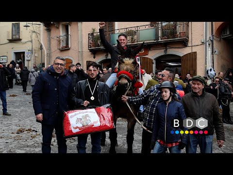 Video PIGNOLA, TRA FEDE E TRADIZIONE: LO SCALPITIO DEGLI ZOCCOLI PER SANT’ANTONIO ABATE