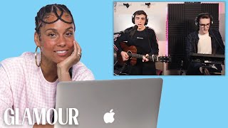 Video-Miniaturansicht von „Alicia Keys Watches Fan Covers on YouTube | Glamour“