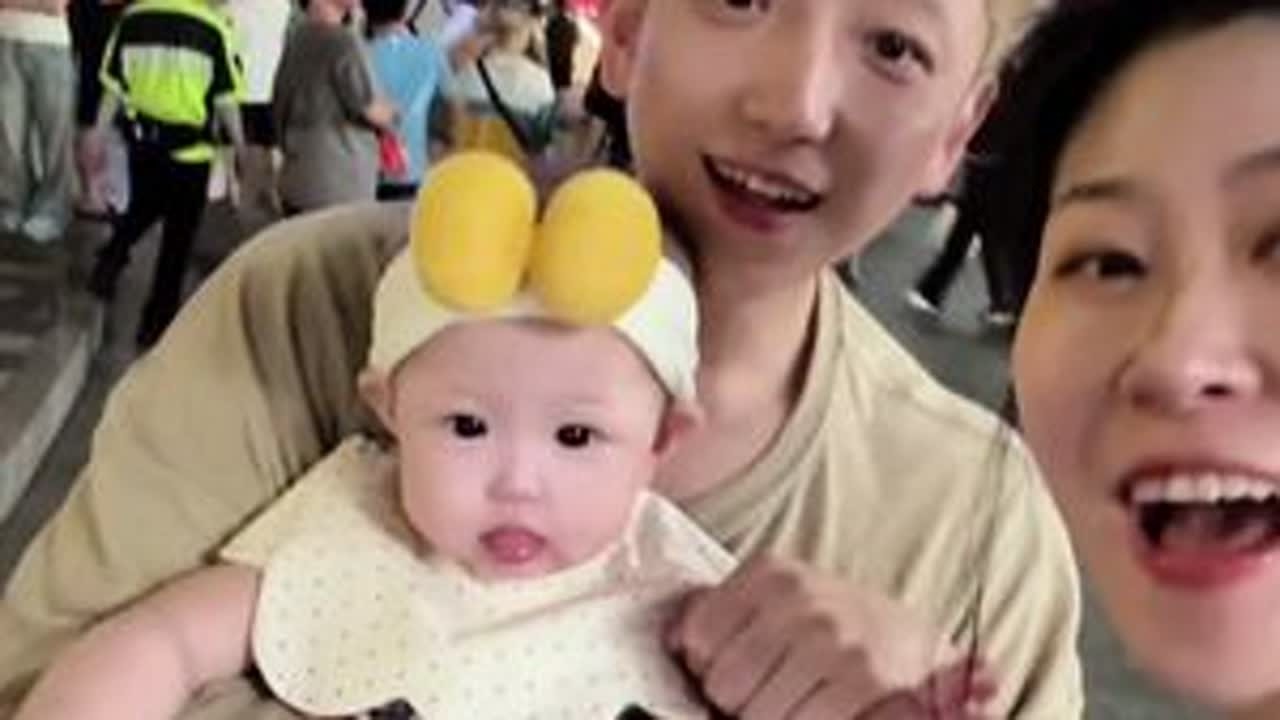 四十岁小夫妻带八个月宝宝特种兵上海之旅打卡景点之吃到人生葱油拌面 #记录真实生活 #vlog日常 #宝妈 #带娃